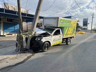 Repartidor choca contra poste tras ser embestido por conductor prófugo