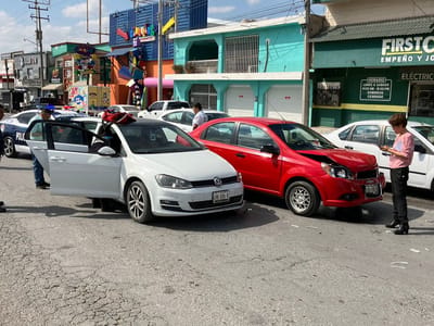 Conductora protagoniza carambola en la colonia Anáhuac 