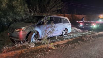 Camioneta sufre aparatosa salida de camino y moviliza a las autoridades 