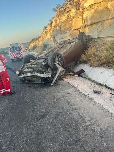 Michoacano vuelca en la autopista Premiere en Allende