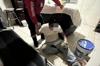 Hombre cae de escalera mientras pintaba su casa en Monclova