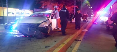 Raudo conductor ensarta su auto en camellón