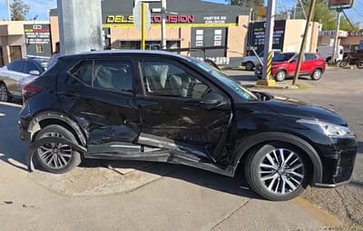 Choque entre dos vehículos en Piedras Negras deja daños materiales