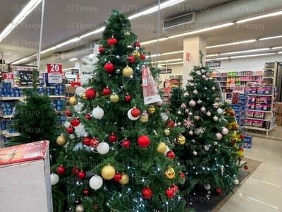 Ciudadanos comienzan a comprar decoraciones navideñas