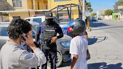 Tres menores en moto causan accidente tras ignorar señalamiento de alto en Monclova 