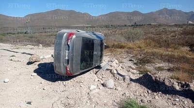 Cinco maestras sufren aparatosa volcadura en la carretera antigua a Monclova