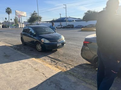 Choque por alcance en la colonia Santa Mónica deja daños menores 