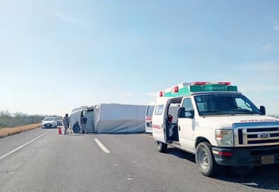 Tráiler vuelca en la carretera Monclova-Sabinas