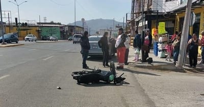 Colisión entre automóvil y motocicleta no arroja lesionados en Monclova 