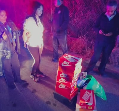 Fardera cae con pares de calzado en el Mall; cuatro de sus compinches logran escapar    