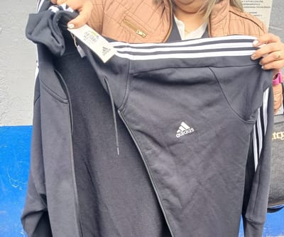 Empleados de Coppel entregan a mujer a oficiales por robo de una chamarra        