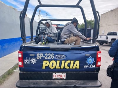 Detienen a dos sujetos por merodear casas en Colinas de Santiago