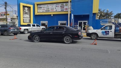 Se impactan dos automóviles en el sector El Pueblo