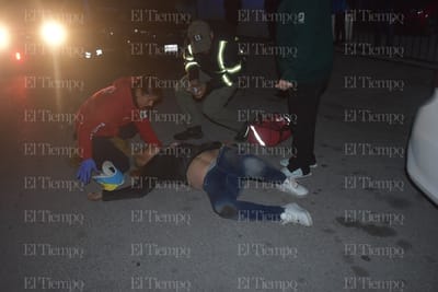 Avientan a mujer de vehículo en movimiento cerca de la clínica 7