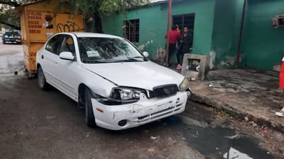 Accidente en la colonia Independencia deja daños materiales considerables