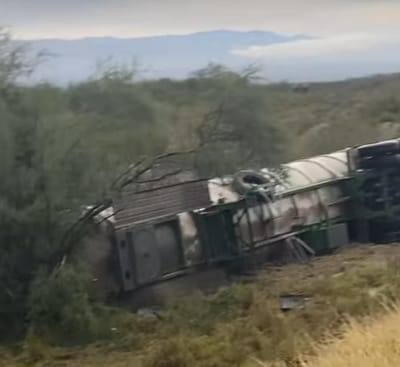 Vuelco de tráiler en la carretera Federal 53 deja solo daños materiales