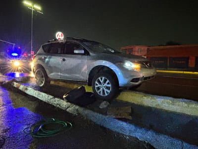 Termina vehículo encima de camellón en el San José