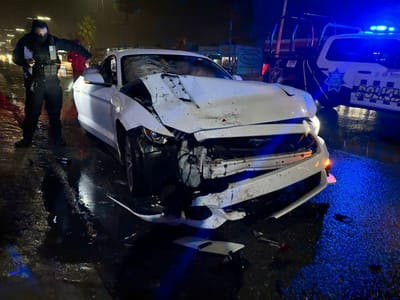 Conductor impacta vehículo estacionado y es asegurado tras huir en el bulevar Pape