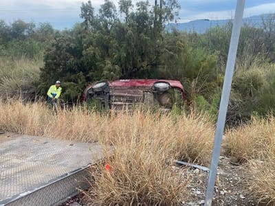 Aparatosa volcadura de taxi en la carretera federal 30 moviliza a cuerpos de emergencia