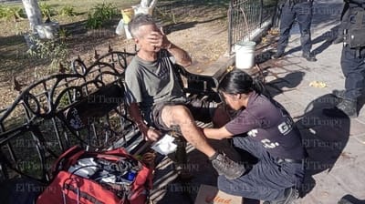 Lavacoches se clava pico de barandal en plaza Alonso de León de Monclova