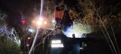 Tres lesionados en volcadura sobre la carretera 30 de Nadadores