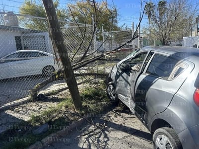 Joven pierde el control y choca contra un árbol y poste en la colonia Guadalupe