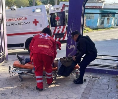 Hacen ver su suerte a 'la nalga', lo golpean entre 11