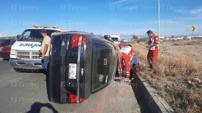 Pareja sobrevive a aparatosa volcadura en el Carlos Salinas de Gortari