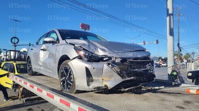 Fuerte choque en cruce de Pape y Juárez deja un lesionado y caos vial