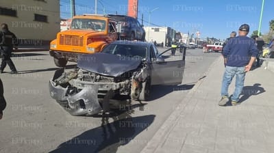 Mujer lesionada y cuantiosos daños tras choque en la Zona Centro de Frontera