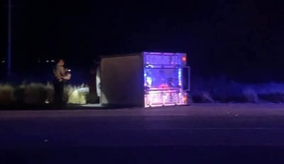 Camión cargado de quesos vuelca en la carretera 30; dos lesionados