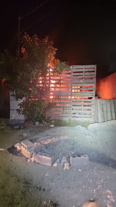 Incendio arrasa con vivienda en la colonia Aguilar de Monclova