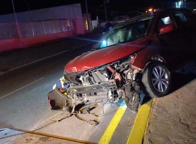 Conductor se estrella contra luminaria en la carretera 30 de Nadadores 