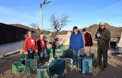 Voluntarios jubilados de EU ayudan a migrantes en el desierto de Arizona Tucson Samaritans 