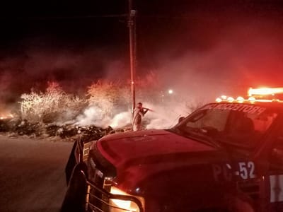 Bomberos de Múzquiz controlan incendio en lote baldío en el Barrio El Panteón