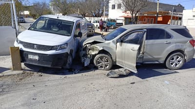 Imprudencia al volante deja tres lesionados en fuerte choque en Monclova