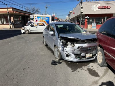 Adulto mayor provoca choque en el centro de Monclova por ignorar semáforo 