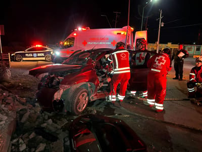 Auto se incrusta en barda de la Industrial