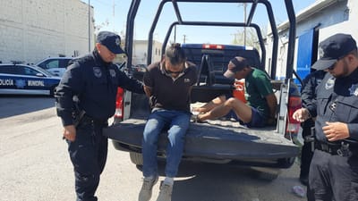 'Guardan' a dos por 'agarrar el avión' en la calle