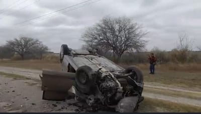 Vehículo de empresa forrajera sufre volcadura en la Carretera 57
