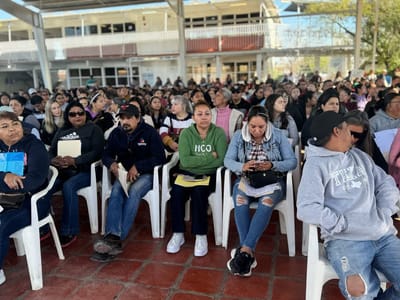 Alumnos de secundaria reciben tarjeta para cobrar beca Rita Cetina 