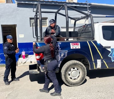 Mujer rockera causa escándalo en central de autobuses y termina detenida