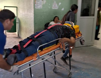 Tráiler embiste camión de paquetería en la carretera Monclova-Sabinas