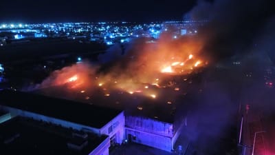Voraz incendio arrasa con Bodega Aurrerá en ciudad Frontera