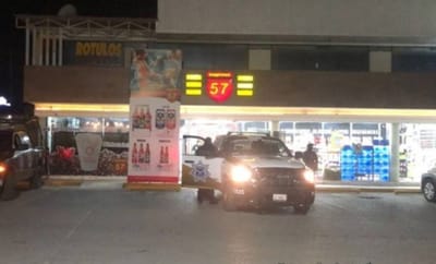 Detienen a mujer tras violento asalto a tienda de conveniencia 