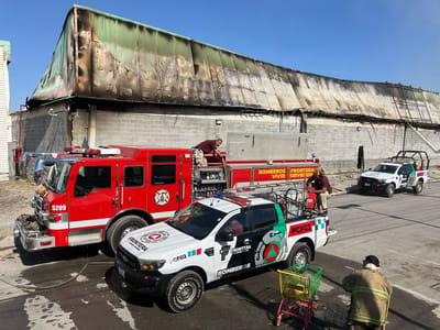 En ruinas quedó Bodega Aurrera tras devastador incendio