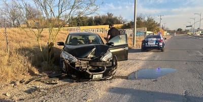 Mujer resulta lesionada tras impactar su vehículo contra un arbotante en Monclova
