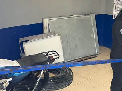 Policía recupera láminas robadas en Estancias 