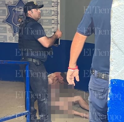 Hombre que caminaba desnudo y causó daños a un auto fue detenido en Monclova