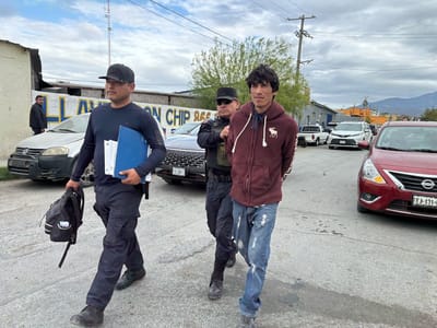 Detienen a sujeto por posesión de drogas y conducta inapropiada en vía pública